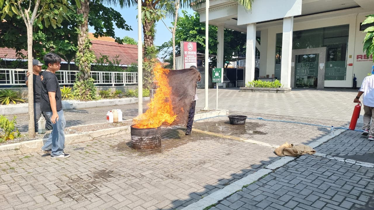Rumah Sakit Onkologi Solo Gelar Pelatihan Penggunaan APAR untuk Seluruh Staf